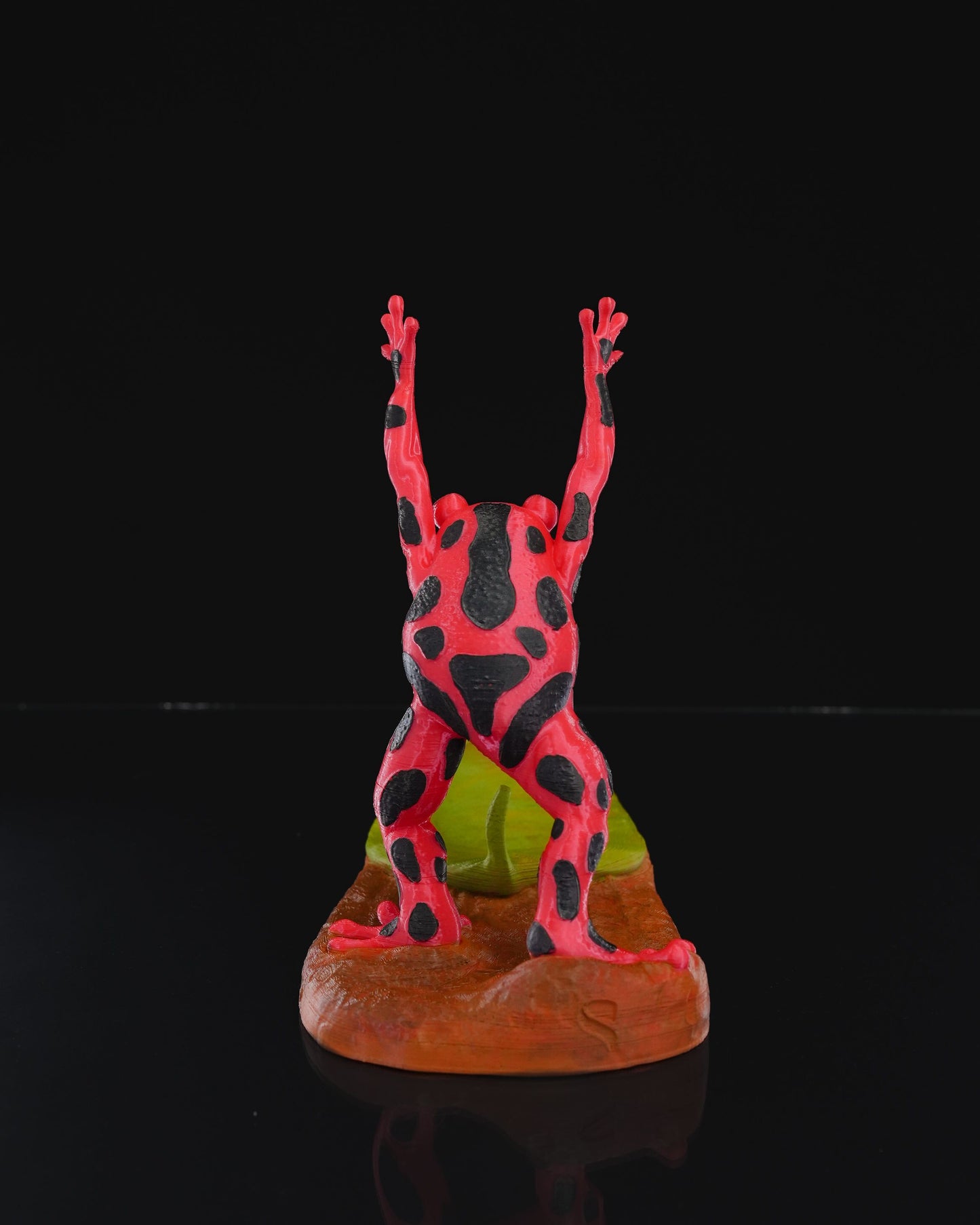 3D Printed Dart Frog Wine Bottle Holder – Colorful Amphibian Decor & Unique Gift