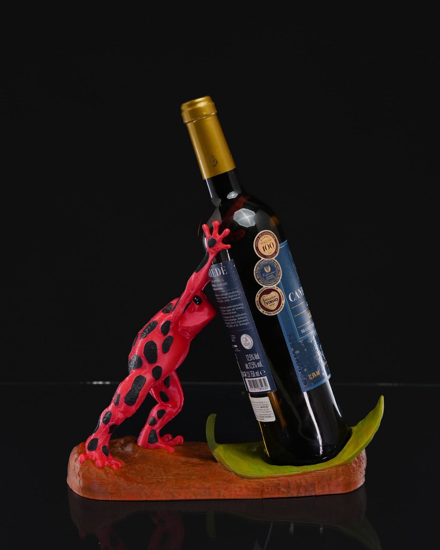 3D Printed Dart Frog Wine Bottle Holder – Colorful Amphibian Decor & Unique Gift