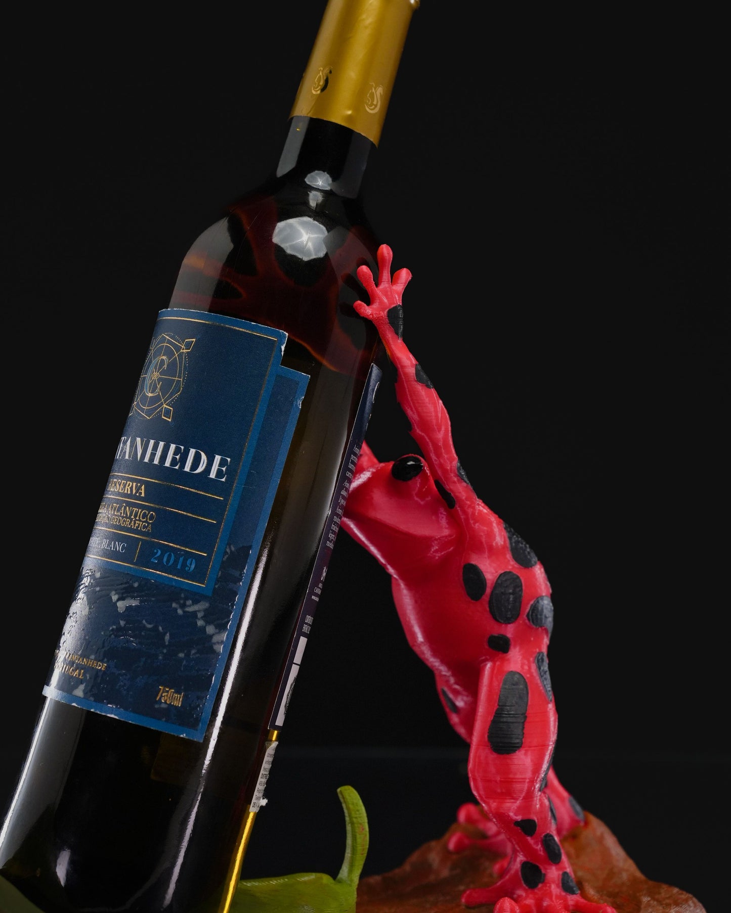 3D Printed Dart Frog Wine Bottle Holder – Colorful Amphibian Decor & Unique Gift