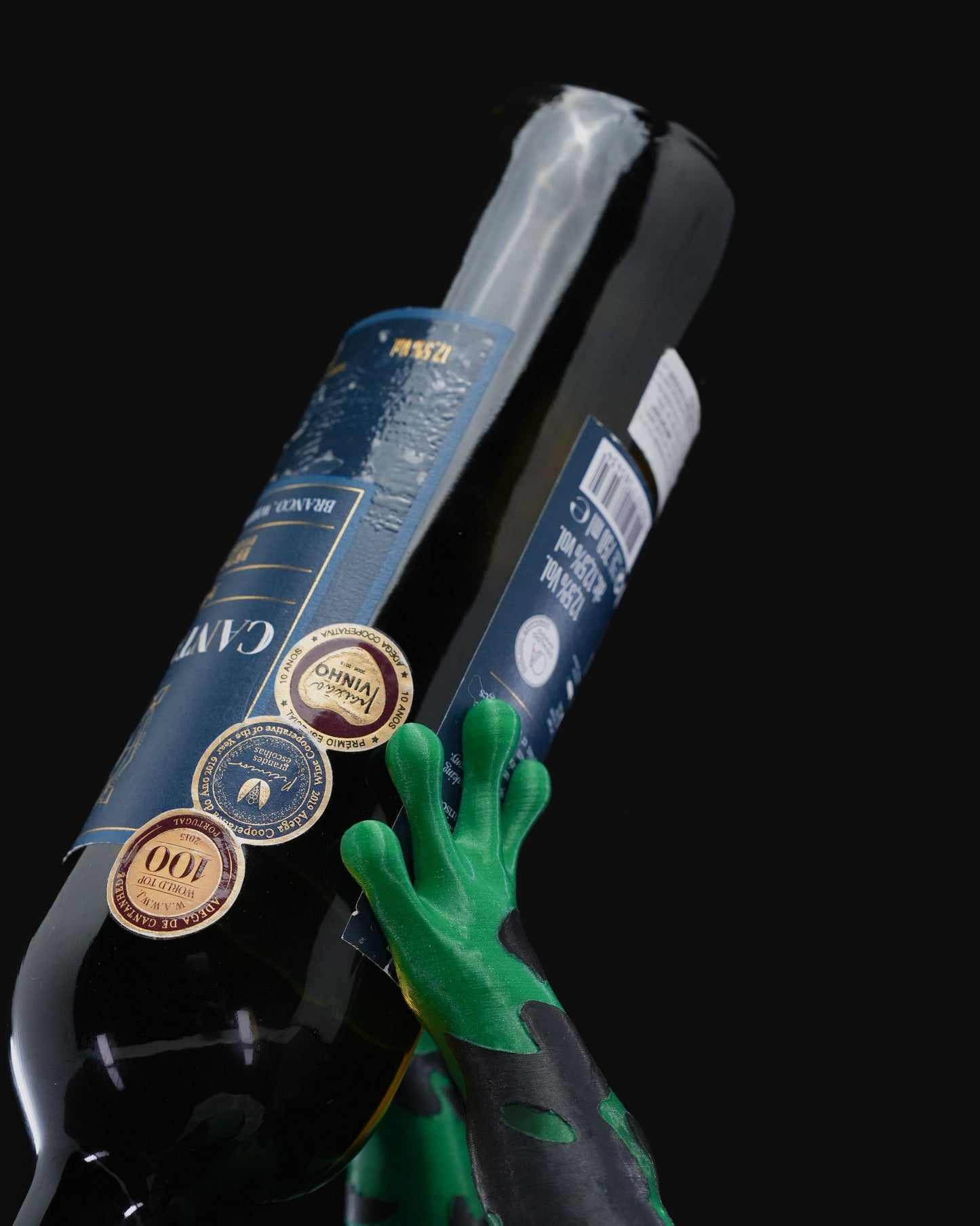 3D Printed Dart Frog Wine Bottle Holder – Colorful Amphibian Decor & Unique Gift