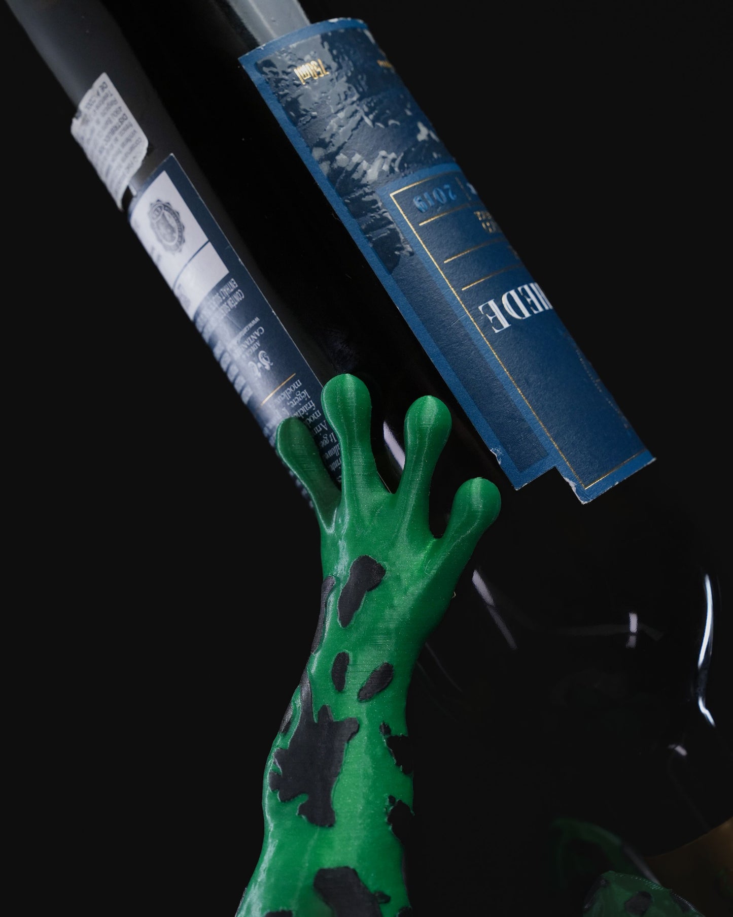 3D Printed Dart Frog Wine Bottle Holder – Colorful Amphibian Decor & Unique Gift